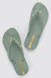 Lichtgroene Ipanema teenslippers met zilveren golvend patroon op de bandjes.