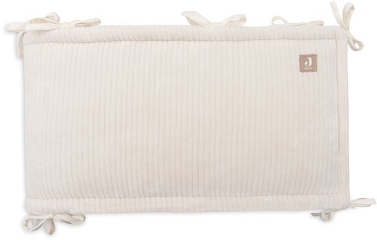 Crème ledikantbumper met ribbels en strikbandjes. Jollein label zichtbaar.
