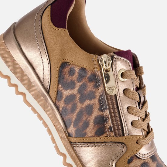 Detailopname dames sneaker met luipaardprint, beige, goudkleurig metaal en bordeauxrode details. Gouden ritssluiting.