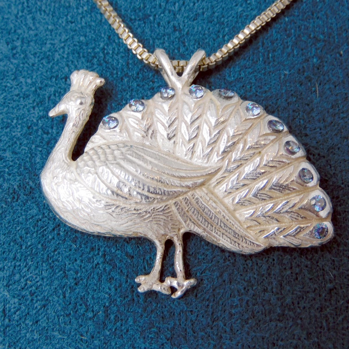 Hetty'S -Grote Pauwhanger met Peacock Moissaniet – Zilver Collier 50 cm - Uniek Sieraad