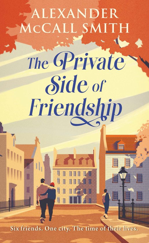 Boekomslag 'The Private Side of Friendship' door Alexander McCall Smith. Twee vrienden lopen langs gebouwen in de stad.