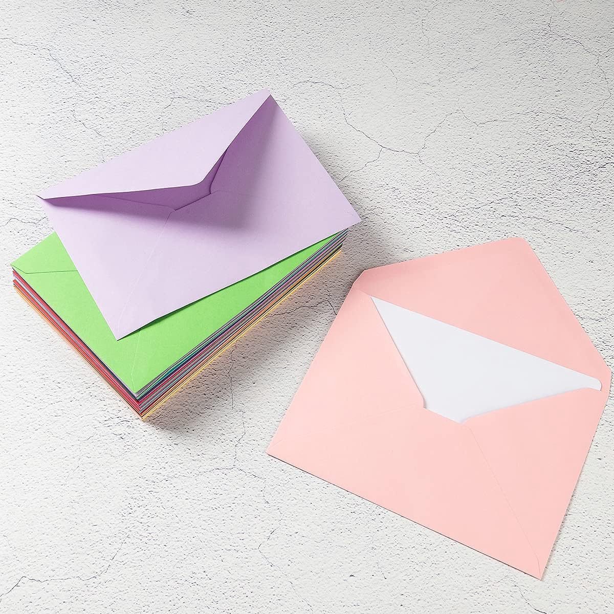 Gekleurde enveloppen, 12 kleuren, 72 stuks gekleurde enveloppen voor geschenken, 12,5 x 17,5 cm, gekleurde enveloppen met 3 vellen zelfklevende stickers voor verjaardagen, bruiloften, feesten