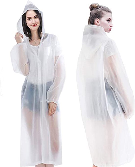 Vrouw draagt een doorschijnende witte regenjas, van voren en van opzij.