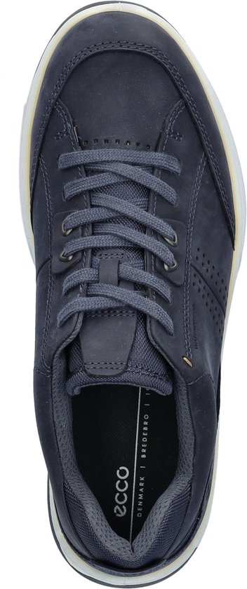 Bovenaanzicht van een donkerblauwe Ecco nubuck sneaker met veters, met Ecco Denemarken in de binnenzool.