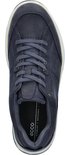 Bovenaanzicht van een donkerblauwe Ecco nubuck sneaker met veters, met Ecco Denemarken in de binnenzool.