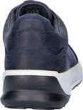 Achteraanzicht van een donkerblauwe Ecco nubuck sneaker met veters en witte zoolrand.