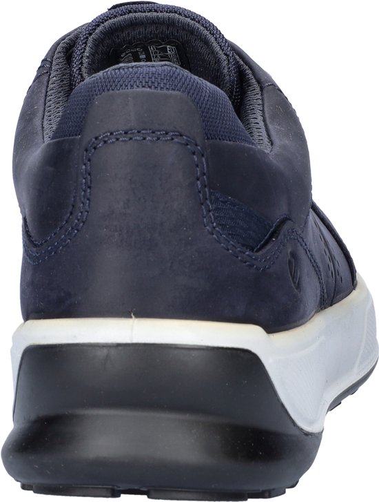 Achteraanzicht van een donkerblauwe Ecco nubuck sneaker met veters en witte zoolrand.