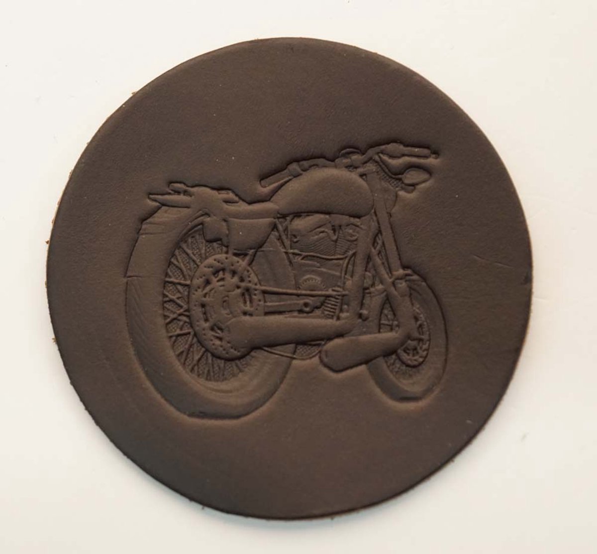 6 Leren onderzetters bruin motor - leren onderzetters - lederen onderzetters - biker onderzetters - ronde leren onderzetters - bruin onderzetters - luxe onderzetters - stoere bikers onderzetters - onderzetters voor glazen - 6 design onderzetters