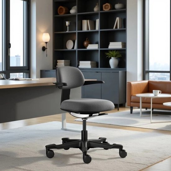 Grijze bureaustoel met ergonomische rugleuning en armleuningen, in een modern kantoor.