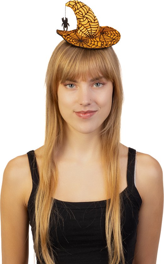 Meisje met blonde haren draagt een oranje heksenhoeden-haarband met spinnenweb-patroon en een zwarte spin.