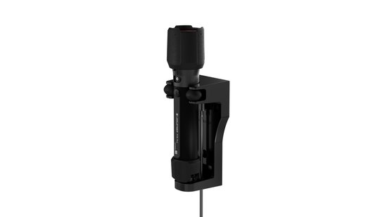 Zwarte Ledlenser P7R PRO zaklamp op een zwarte laadhouder met rode ring.