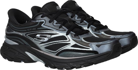 Zwarte Skechers sneakers met zilverkleurige accenten en het Skechers S-logo.