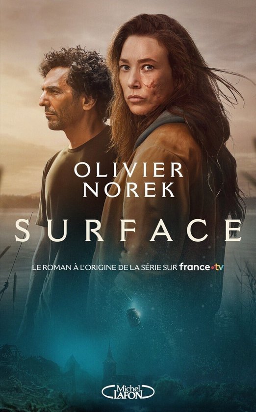 Femme et homme aux regards inquiets, "SURFACE" Olivier Norek, "LE ROMAN À L'ORIGINE DE LA SÉRIE SUR france tv"