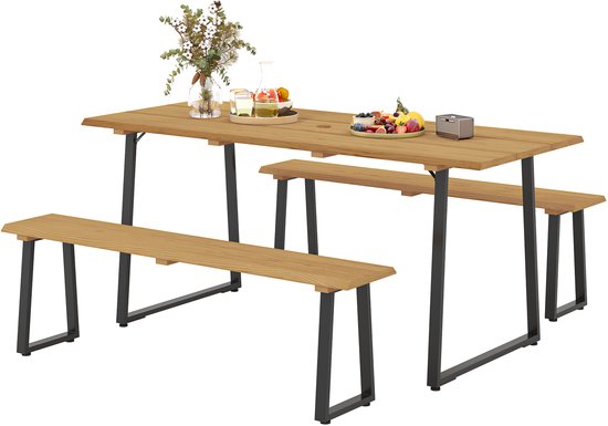 Houten picknicktafel met twee bankjes en fruit, op witte achtergrond.