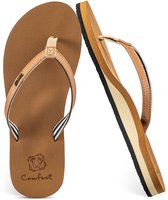Bruine teenslippers met gevlochten bandjes en gelaagde zolen. Merk Comfeet.