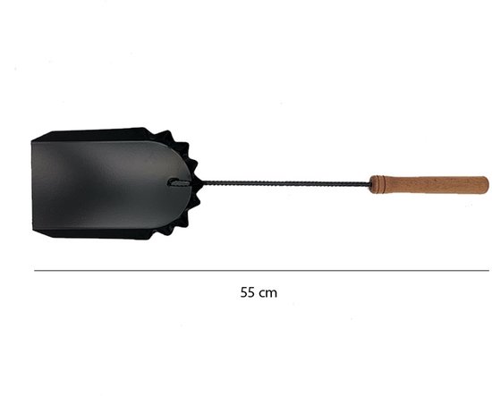 Zwarte metalen asseepschep met gekartelde rand en houten handvat, 55 cm lang.