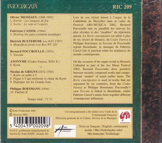 Achterkant van een CD hoes met tracklist en informatie. Twee secties met tekst, een CD-label en logo's.