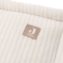 Detailopname van de crème ribbelstof van de Jollein ledikantbumper met het Jollein logo.