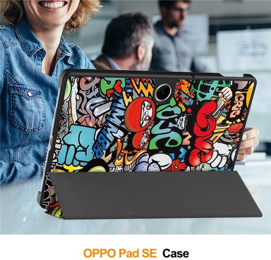 Zwarte tablethoes met graffiti print, getoond door een lachende vrouw.