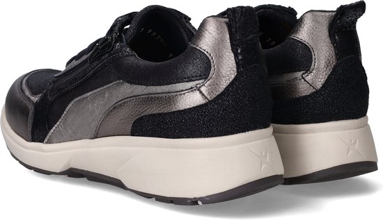 Achterkant van zwarte dames sneakers met zilverkleurige accenten en een witte zool.