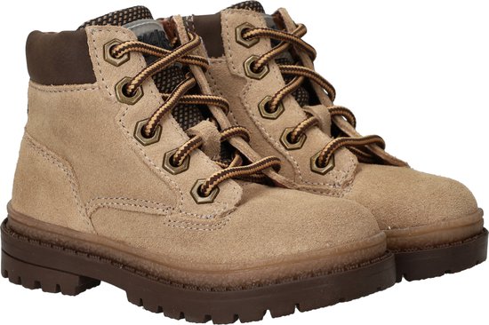 Lichtbruine suède veterboots met bruine veters, donkerbruine zolen en ritsen aan de zijkant.