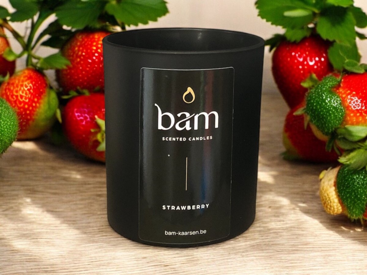 BAM Strawberry Geurkaars – Black Collection Medium – 2 Katoenen Wieken – 60 Branduren – 190 g – Zonnebloemwas – Vegan - aardbei