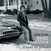 Bruce Springsteen leunt op een auto in een zwart-witfoto. Tekst: BORN TO RUN BRUCE SPRINGSTEEN READ BY THE AUTHOR.
