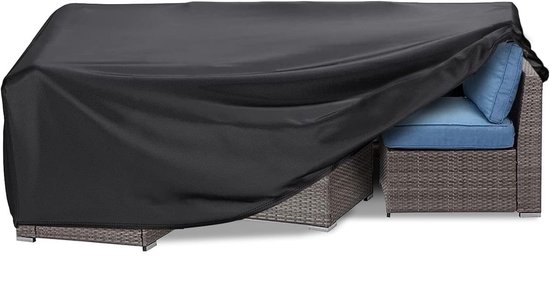 Zwarte beschermhoes over een grijze loungeset met blauwe kussens.