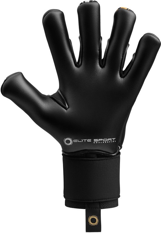 Zwarte keepershandschoen met zwarte band en ELITE SPORT GOALKEEPING logo.