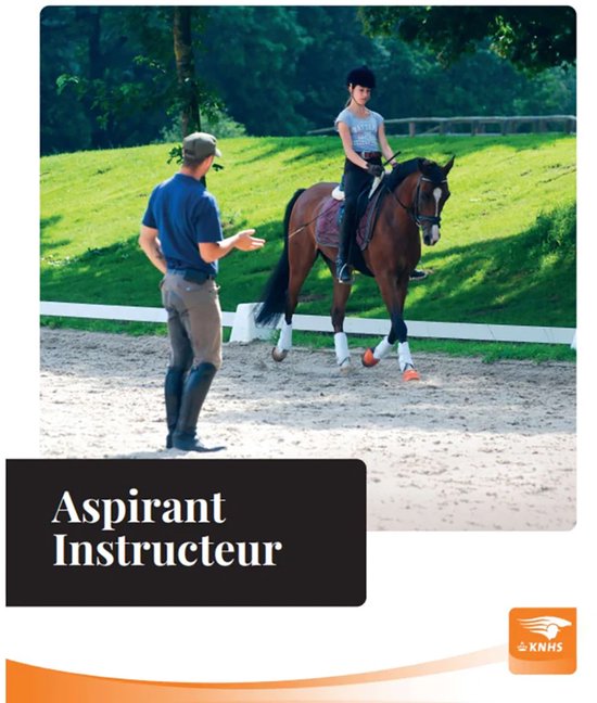 Vrouw in paardrij kleding geeft instructie aan ruiter op bruin paard. Tekst: Aspirant Instructeur.