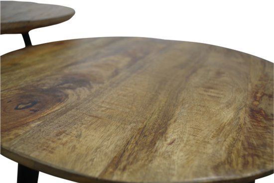 Detail van een rond mangohouten tafelblad met zichtbare houtnerf.