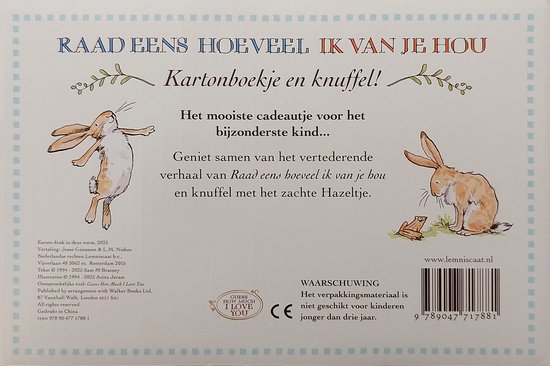 Achterkant kartonboekje en knuffel 'Raad eens hoeveel ik van je hou' met tekst en illustraties van konijnen.