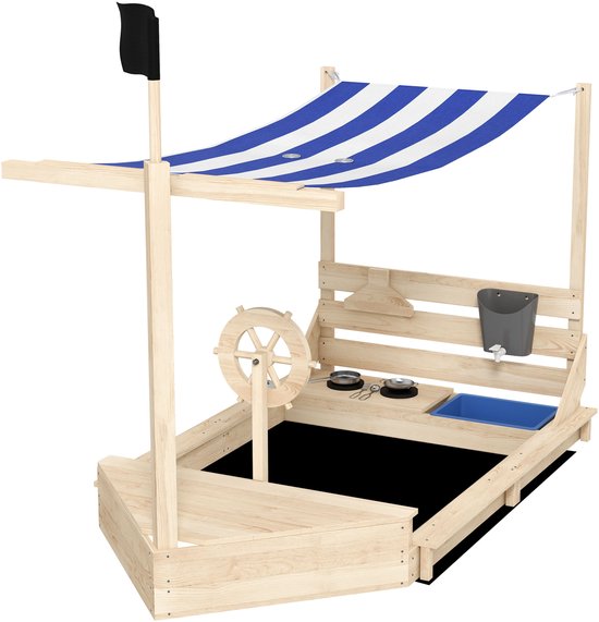 Houten zandbak in de vorm van een piratenschip met blauw-wit gestreept zonnedak en zwarte vlag.