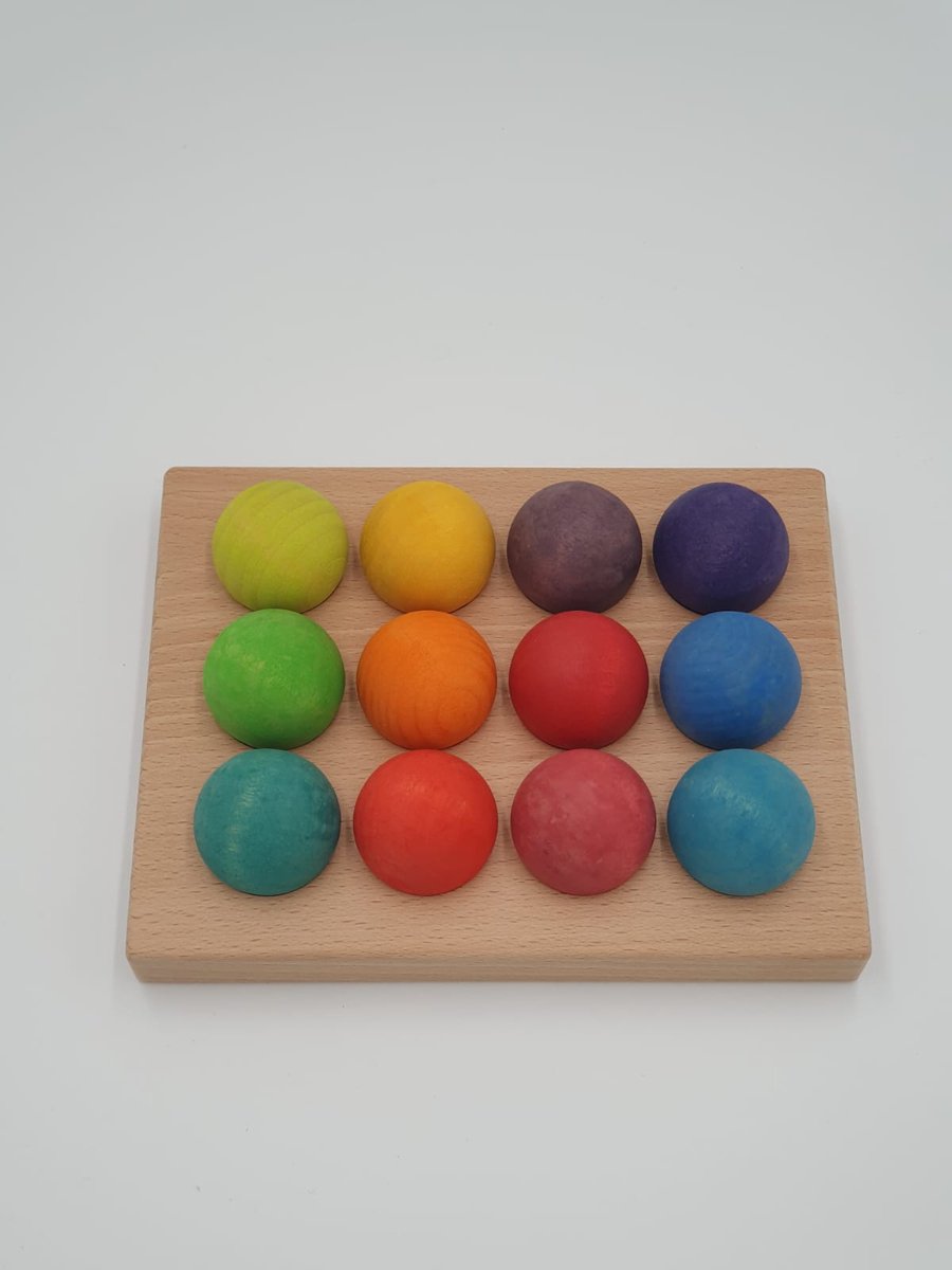 Houten ballen en sorteerplank - Regenboogkleuren - 12 ballen - Open einde speelgoed - Educatief montessori speelgoed