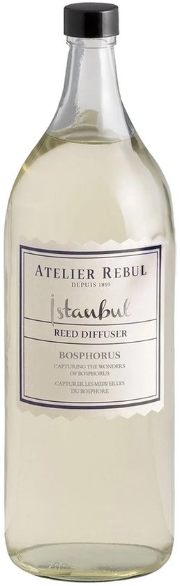 Atelier Rebul Istanbul Bosphorus Reed Diffuser, 2000ml fles met lichte vloeistof en zwart dopje. Etiket met "İstanbul REED DIFFUSER BOSPHORUS".