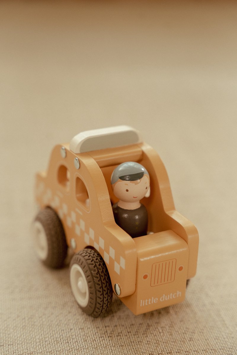 Little Dutch houten taxi speelgoed auto voor kinderen. — afbeelding 4