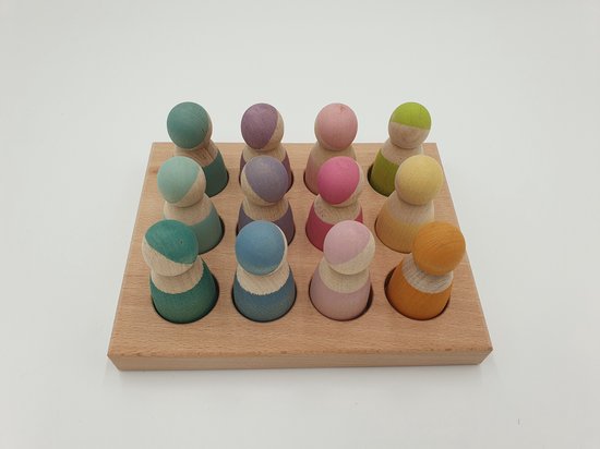 Houten sorteerplank met 12 pastelkleurige peg poppetjes erin, op witte achtergrond.
