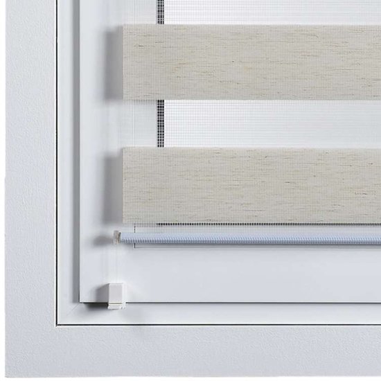 Beige duo rolgordijn met horizontale banen van stof en gaas in een wit kozijn.