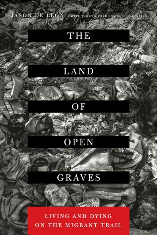 Boekomslag: The Land of Open Graves, Living and Dying on the Migrant Trail. Zwart-wit foto van een hoop afval.
