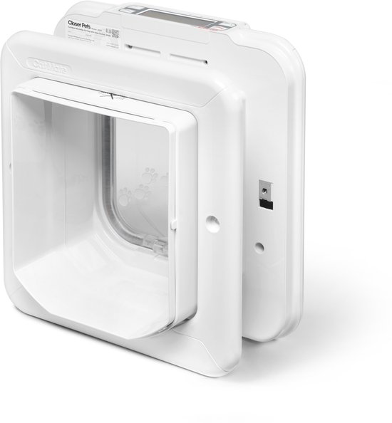 Wit kattenluik van Closer Pets met een brede tunnel en display, van de zijkant gezien.