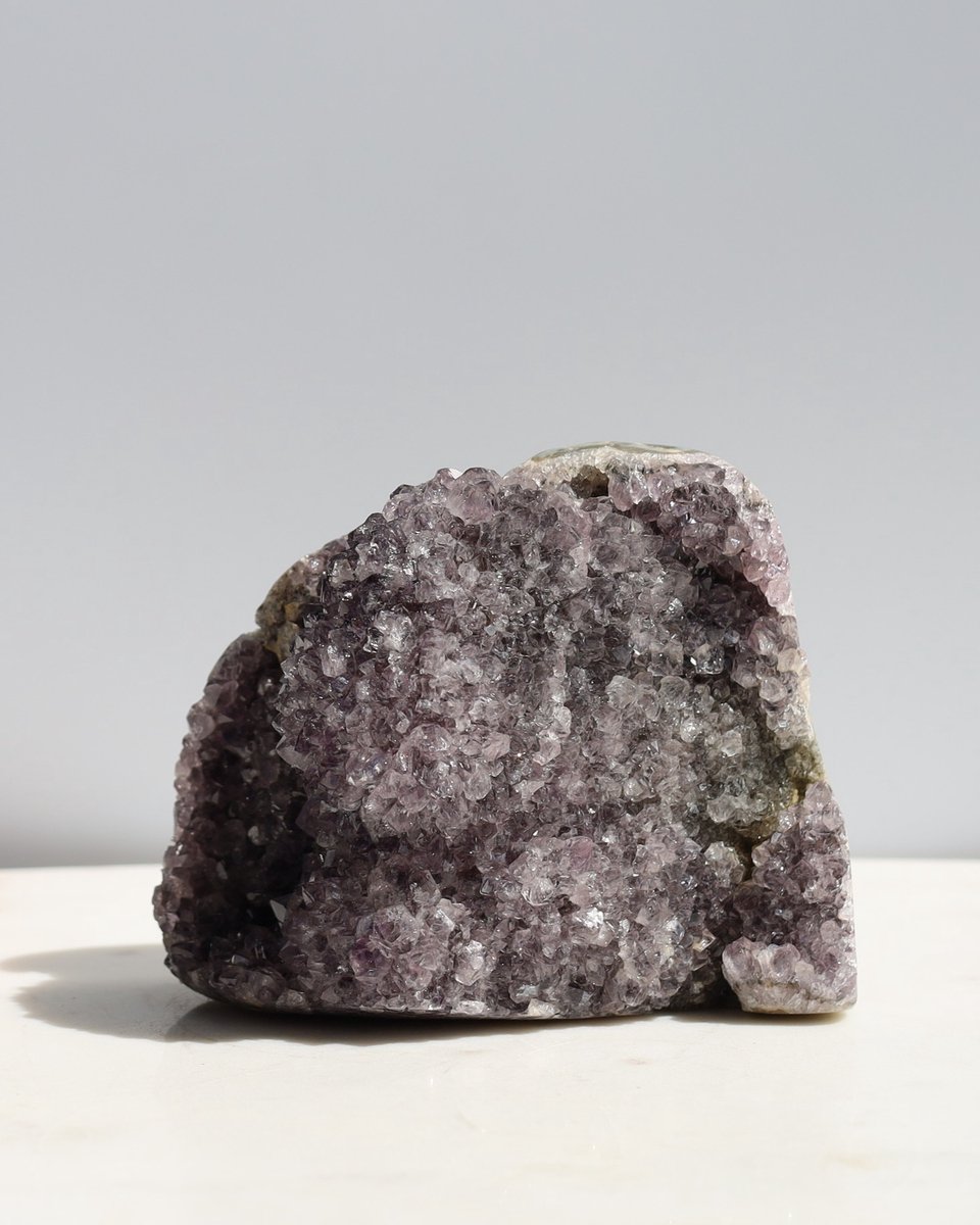 Unique Gemstones - Amethist cut-base - Amethist op standvlak - Edelstenen en Mineralen - Kristallen - Spiritualiteit - Woondecoratie
