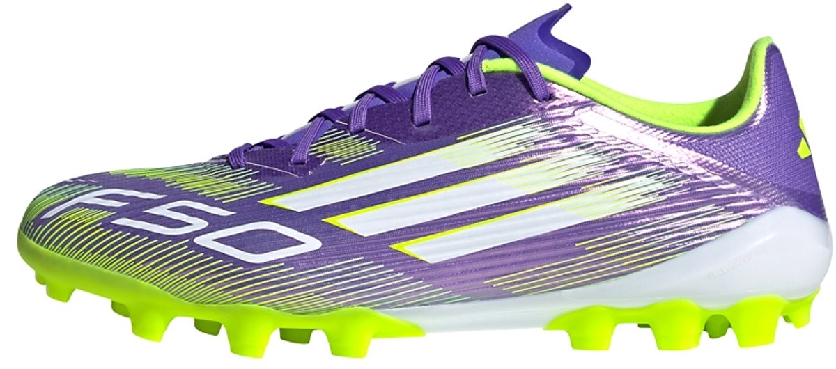 Paars adidas F50 League voetbalschoenen met groene details, ontworpen voor snelheid op kunstgrasvelden.