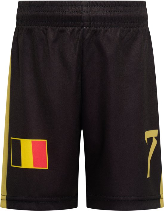 Zwarte voetbalbroek met gele streep aan de zijkant, het Belgische vlaggetje en nummer 7 in geel.