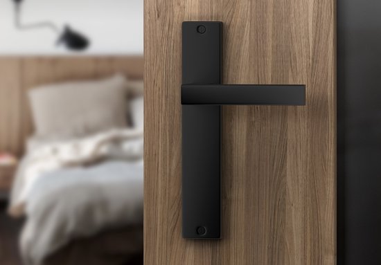 Matzwarte deurklink met vierkant blind schild, op een houten deur.