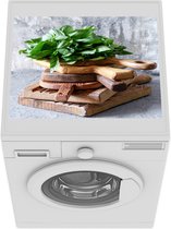 Wasmachine beschermer mat - Verse basilicumbladeren op een snijplank - Breedte 55 cm x hoogte 45 cm