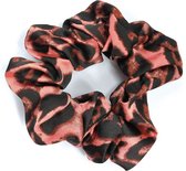 STUDIO Ivana Scrunchie satijn dierenprint koraalroze/zwart - Satin haarelastiek met animalprint - Koraalroze haarwokkel animalprint