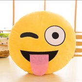 Emoji kussen - Knipoog kussen - Emojikussen - Smiley - Knipoog - Decoratie - Cadeau - Kussen