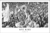 Walljar - Poster Ajax met lijst - Voetbalteam - Amsterdam - Eredivisie - Zwart wit - Krol tussen AFC Ajax supporters '71 - 70 x 100 cm - Zwart wit poster met lijst