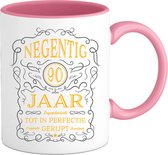 90 Jaar Legendarische Gebrouwen Mok met tekst | Goud - Zilver | Grappig Verjaardag Beker Cadeau | Bedrukte Mokken | Roze | 330 ML