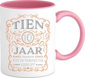 10 Jaar Legendarische Gebrouwen Mok met tekst | Oranje - Zilver | Grappig Verjaardag Beker Cadeau | Bedrukte Mokken | Roze | 330 ML